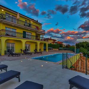 luxury-apartments-kostrena-with-heated-pool.primorje-gorskikotar.com/